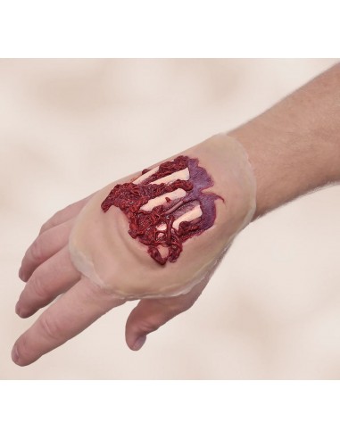 Arm trauma simulation for first aid training